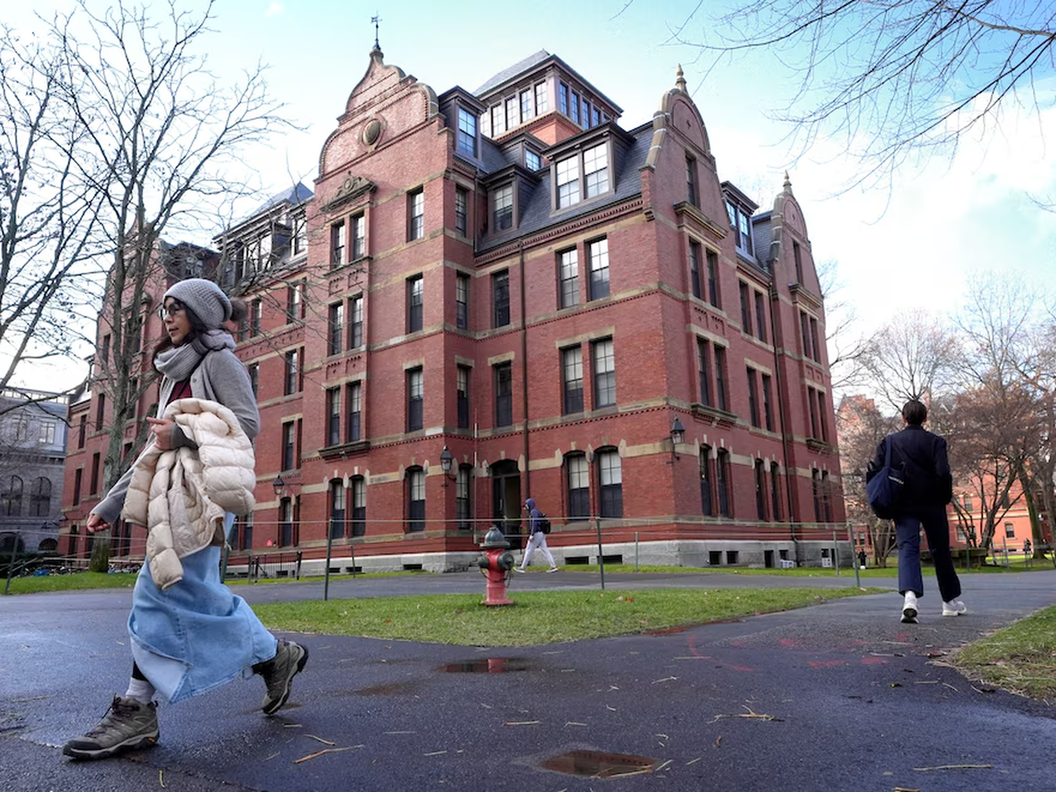 Harvard calificó de “ilegal” la medida de Trump que le impide inscribir estudiantes extranjeros