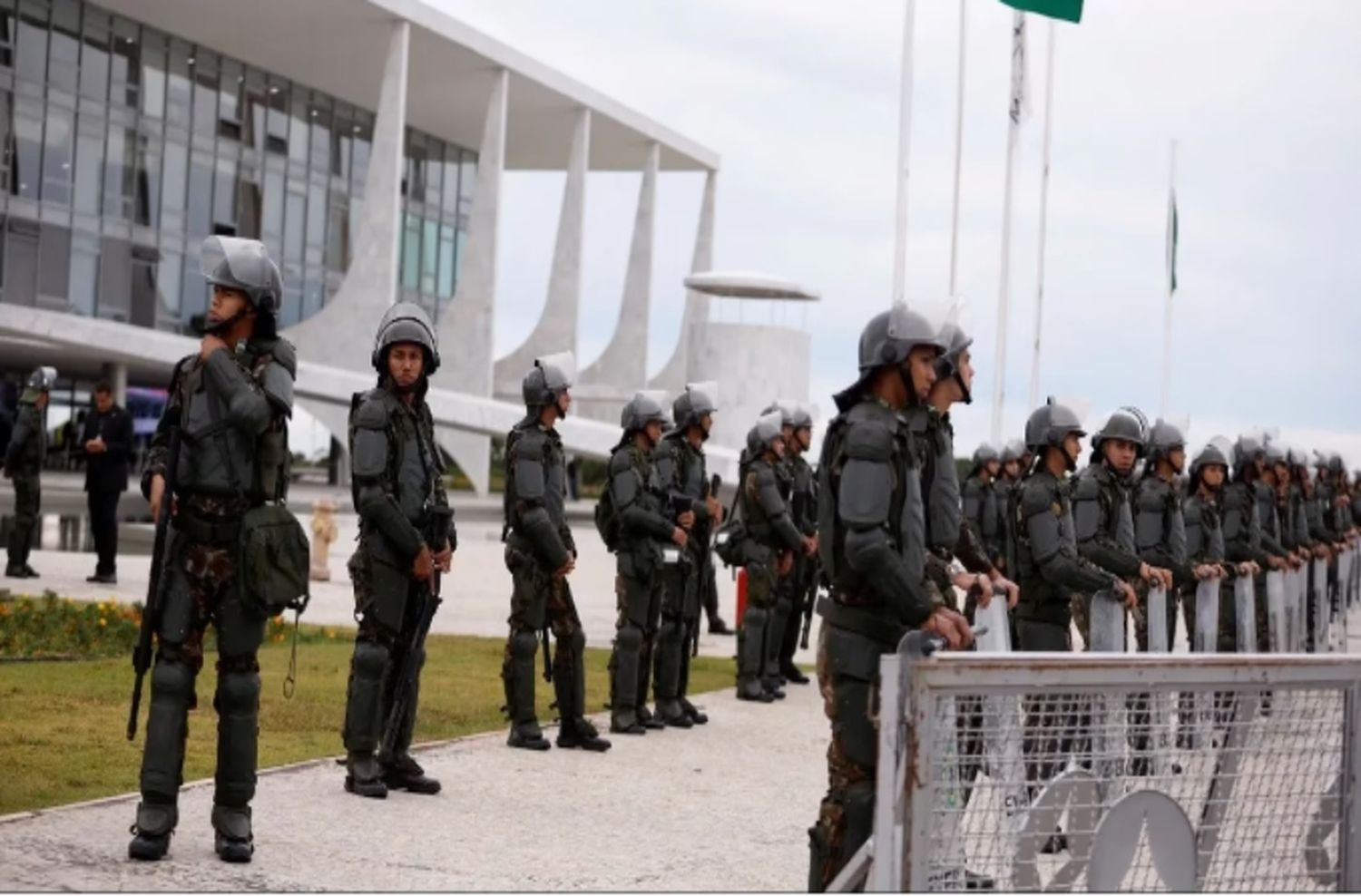 Brasilia se blinda y duplica los agentes de seguridad en las sedes de los tres poderes del Estado