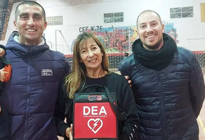 Un grupo de guardavidas cedió un desfibrilador al CEF N° 76 por el invierno