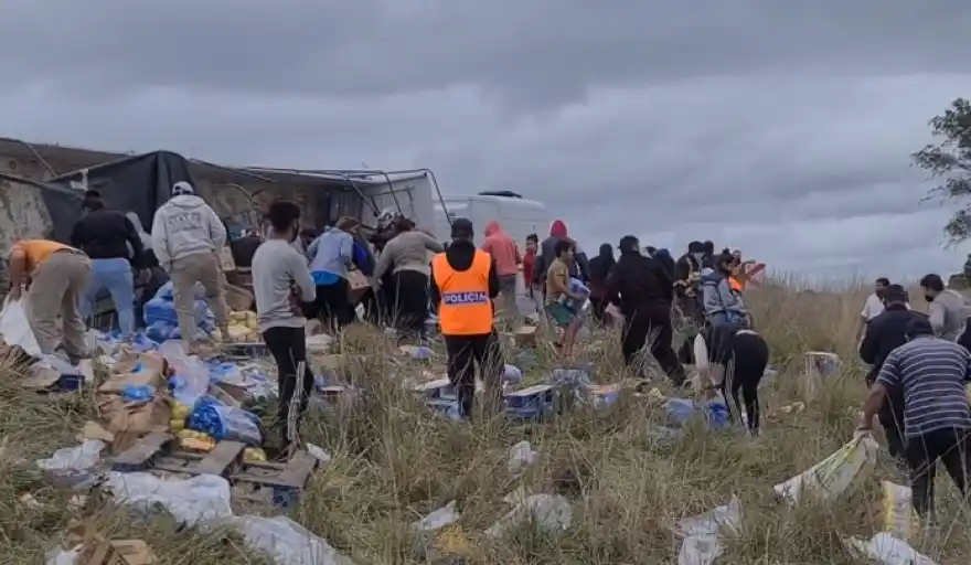 Pringles: Saquearon la mercadería de un camión volcado en la ruta 51