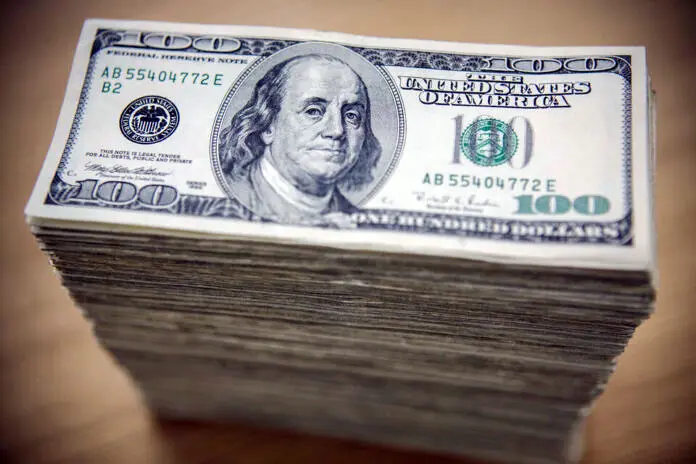 Súper volátil: el dólar “blue” saltó $8 y cerró a $284