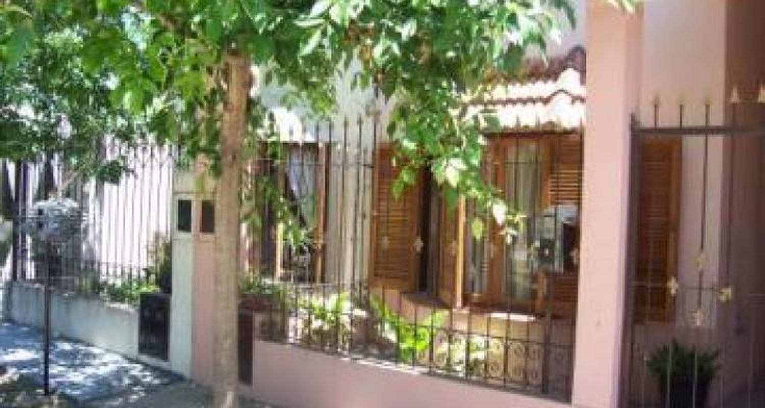 Cayó de una escalera sobre una reja