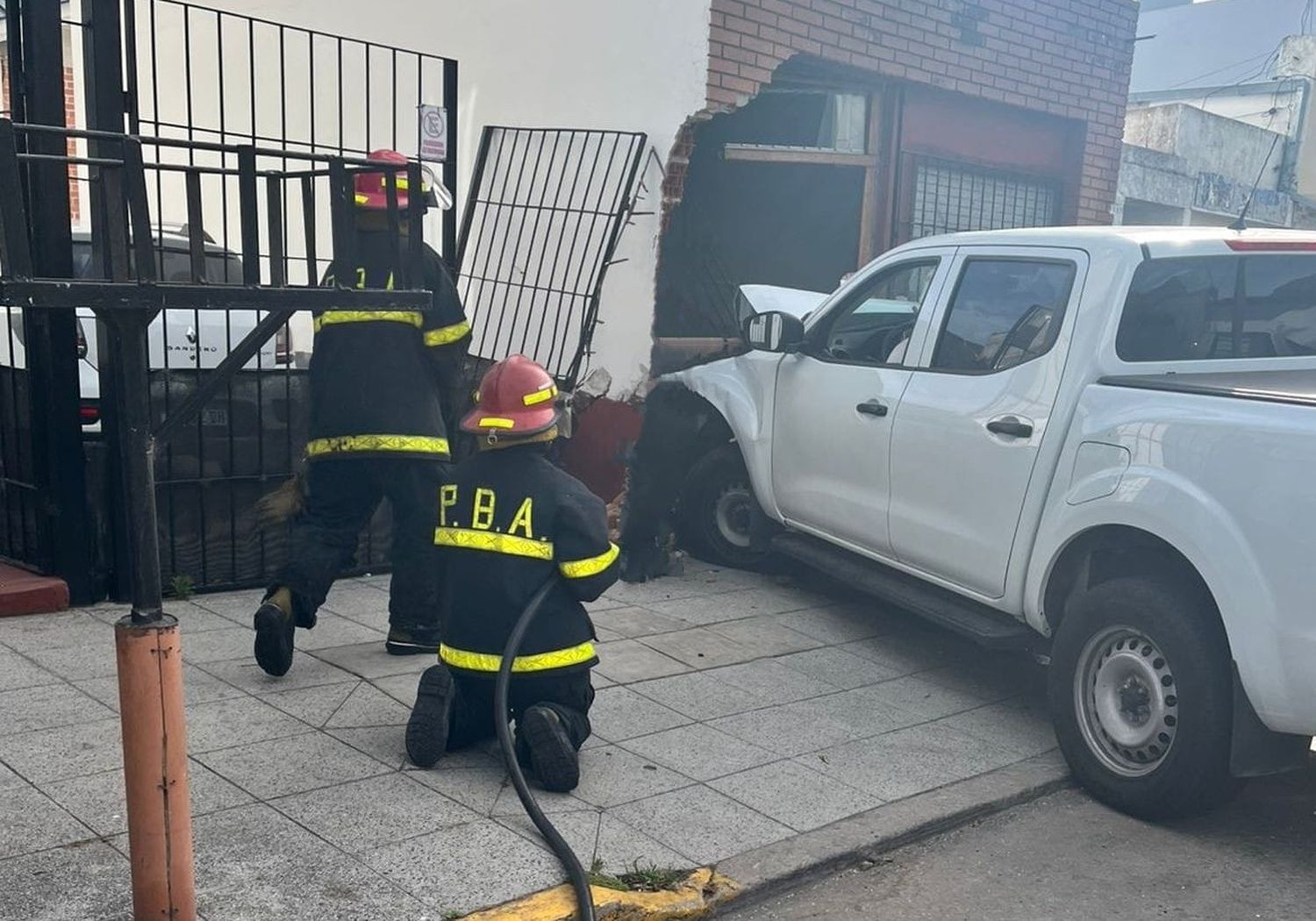 La camioneta se incrustó en el frente de la casa y los Bomberos trabajaron para controlar la situación.