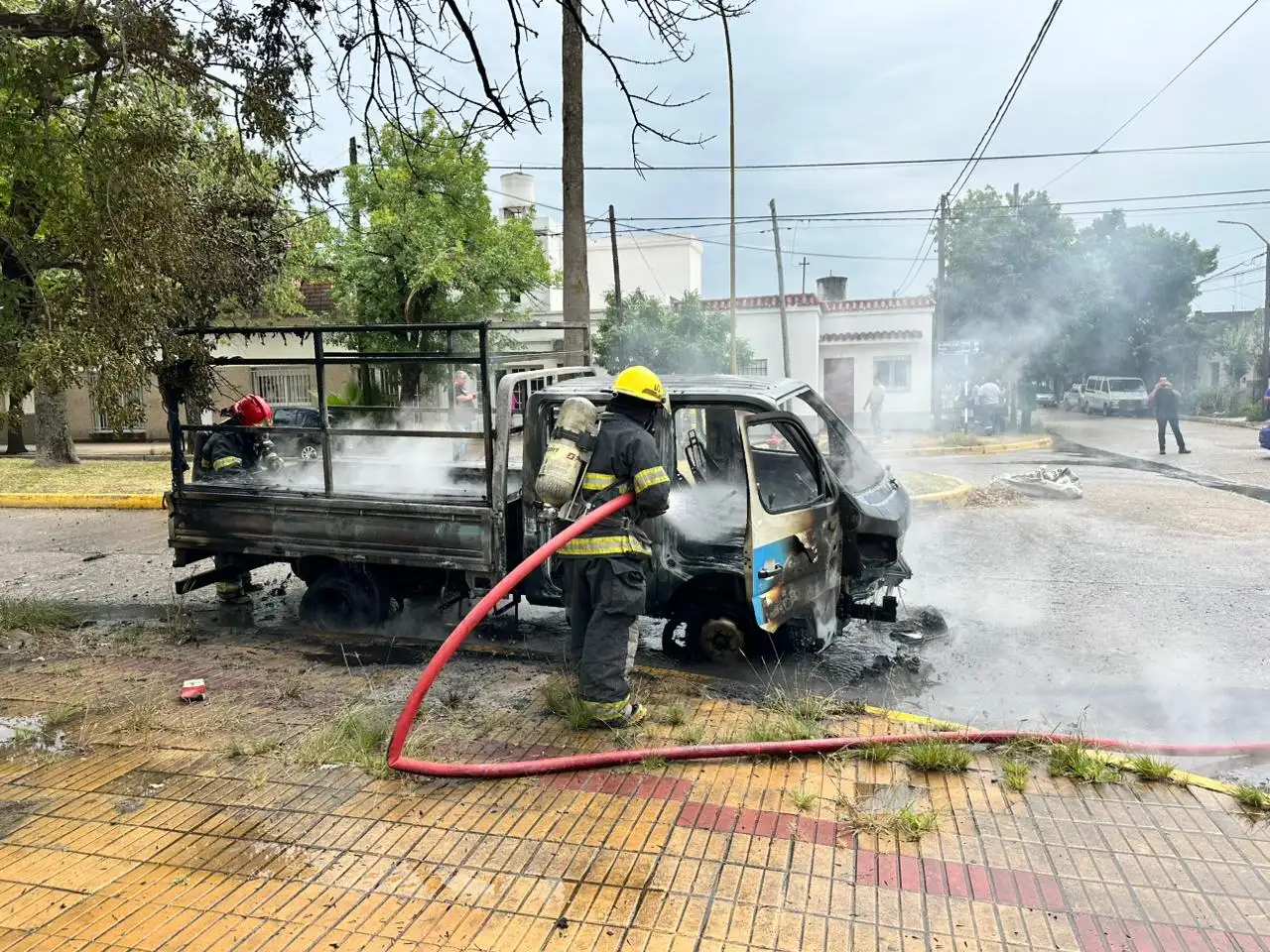 Así quedó el vehículo devorado por el fuego. (Foto: Bomberos de San Fco. )