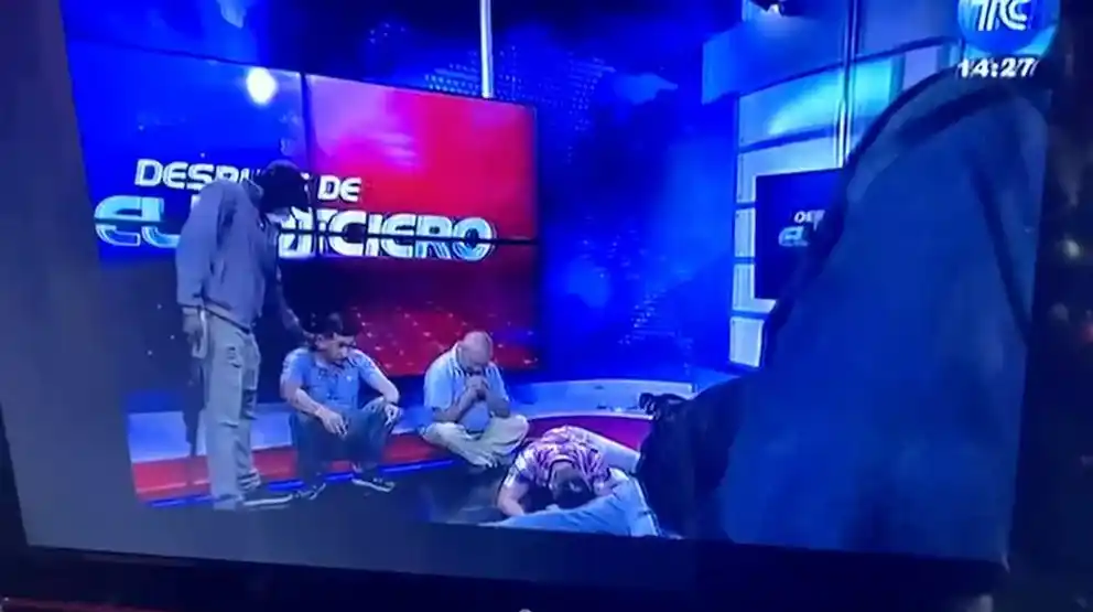 Cómo fue la toma de un canal de TV en Ecuador: rehenes y terroristas encapuchados
