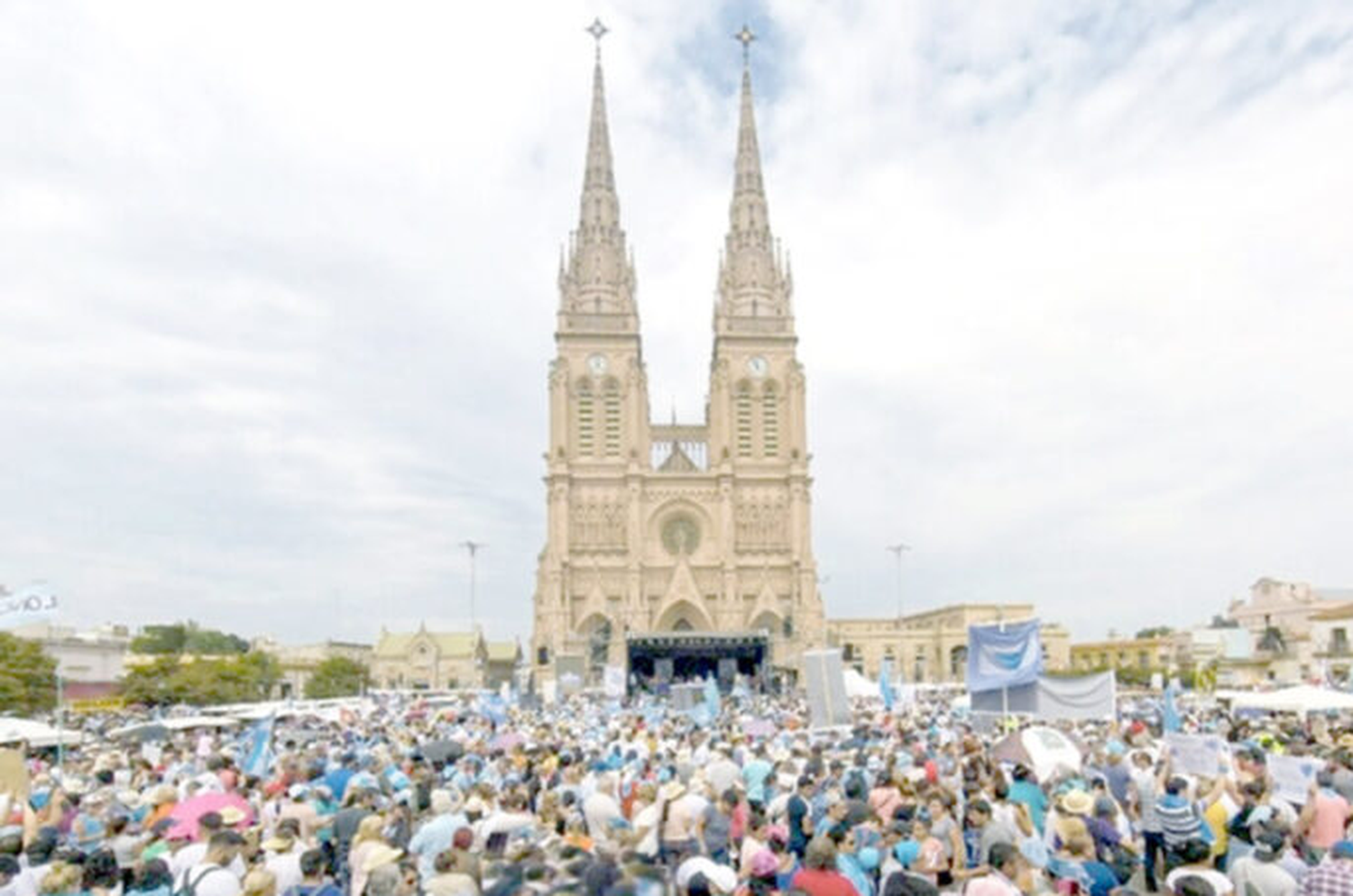 PEREGRINACI�N A LUJÁN: Los fieles se movilizan hacia la Basílica 