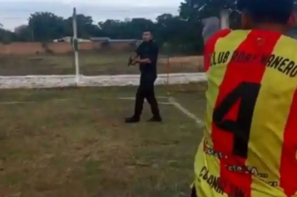 Policía apuntó con su arma a jugadores en un partido de fútbol.