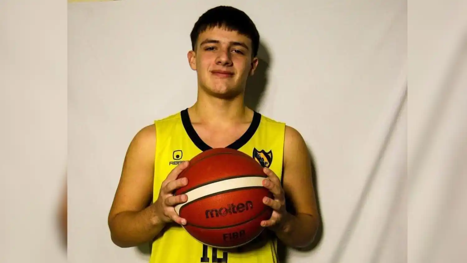 El juvenil se prepara para llevar su talento al centro neurálgico del básquet en la región sur italiana