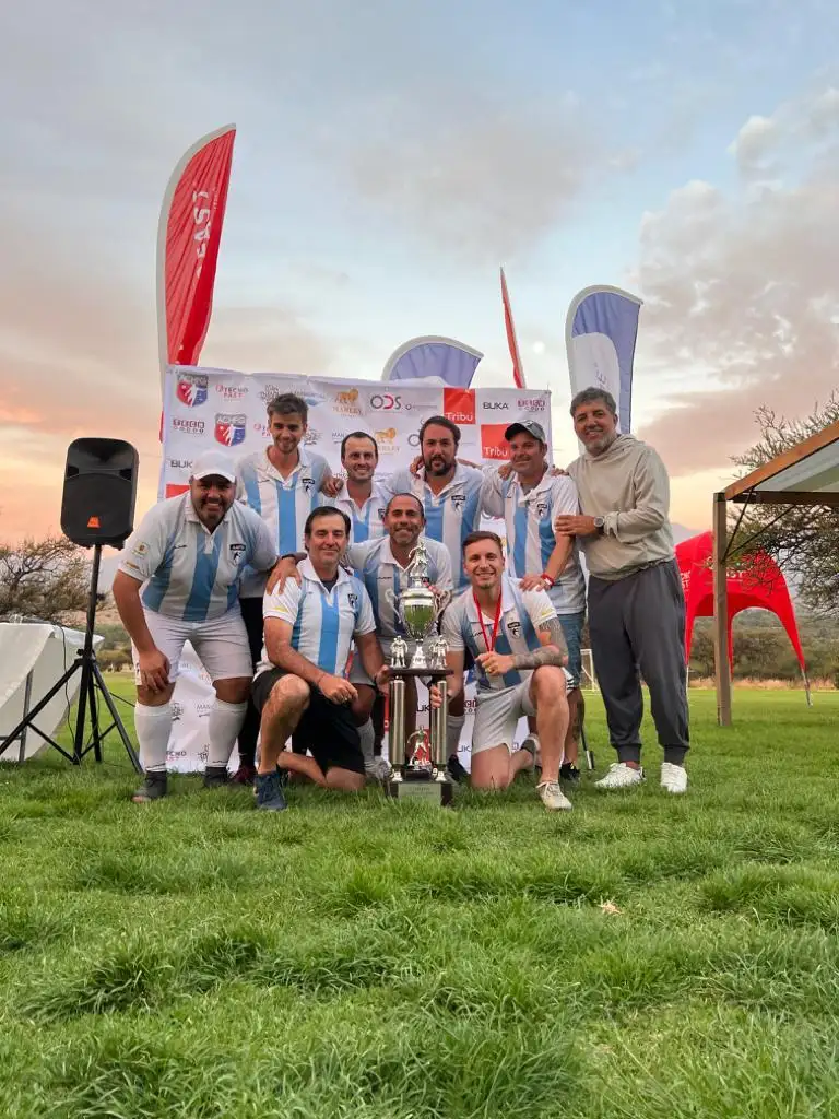 El seleccionado argentino, en Chile. Arriba: Laitou, Popovich, Mentasti, Marcos Ghezzi y Vázquez. Abajo: Sandoval, Roberto Ghezzi, Perrone y Macsad.