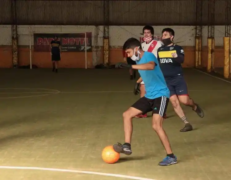 Anuncios vs Realidad: Provincia descartó la vuelta del Fútbol 5 en AMBA pero ya volvió hace rato en el Conurbano