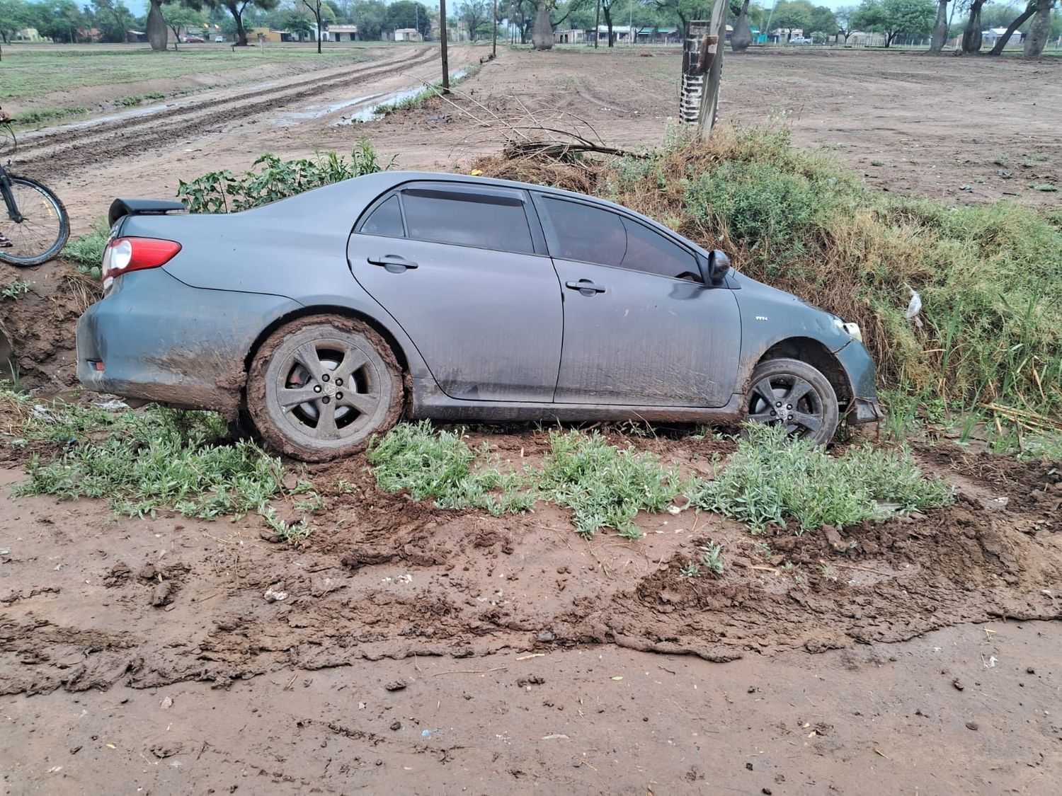 Ibarreta: un niño de 9 años se subió a un auto, lo manejó y terminó en un zanjón