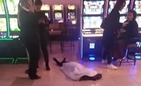 Una mujer murió en un bingo y los apostadores siguieron jugando