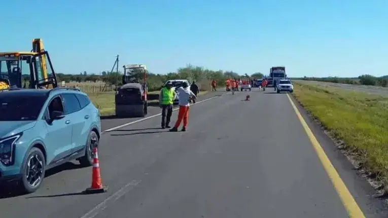 Un operario se encuentra gravemente herido tras ser embestido por un camión en la Ruta Nacional 14