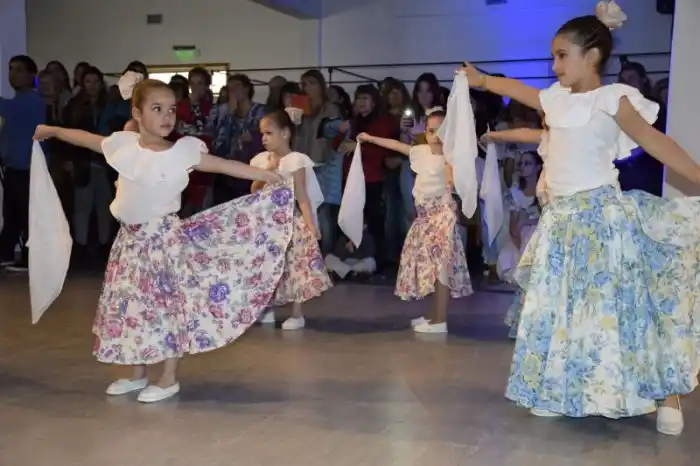Orgullo y danzas tradicionales en los festejos del 9 de Julio