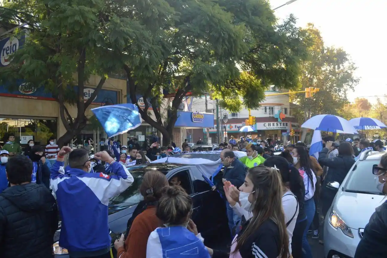 Cientos de hinchas de Godoy Cruz rompieron el aislamiento para despedir al "Loco Julio"
