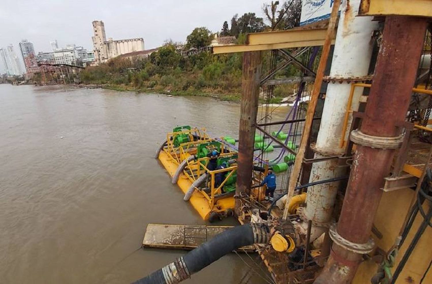 Bajante histórica del Paraná: incorporan bombas de captación para mejorar la extracción de agua