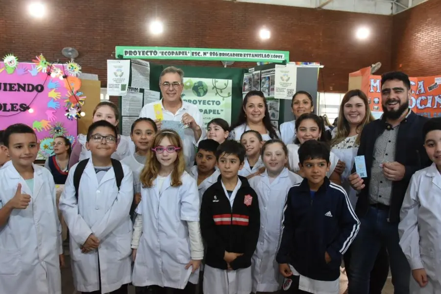 Luis Castellano visitó la “Feria de Ciencia y Tecnología” en la Escuela del barrio San José