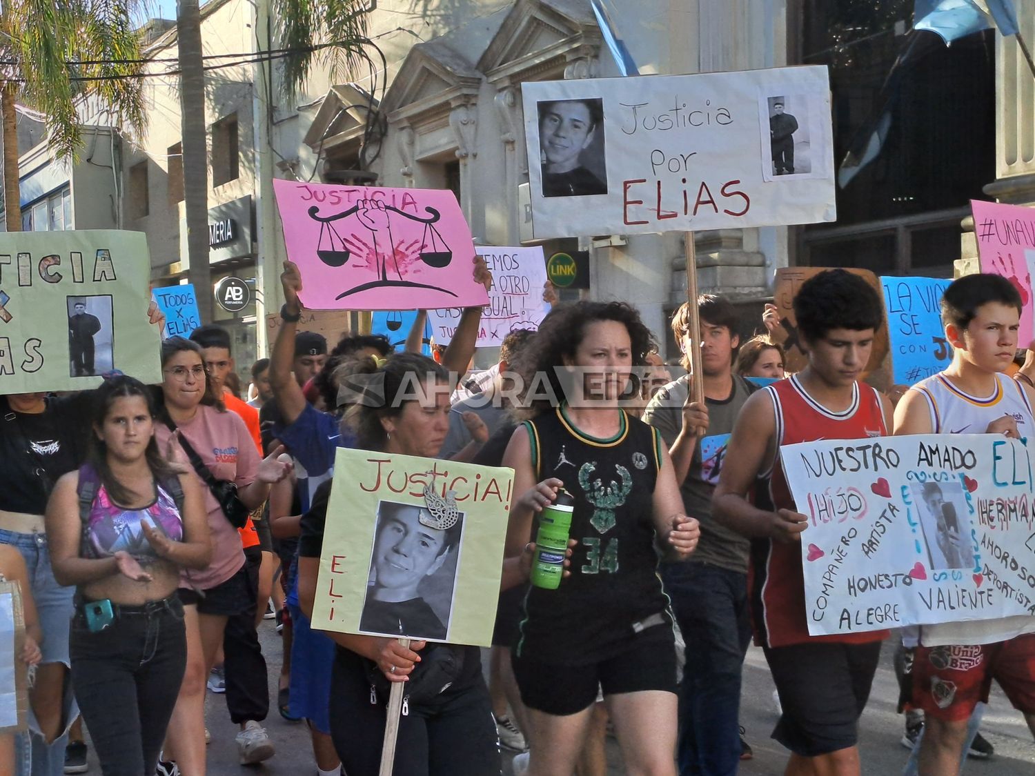 Familiares, amigos y vecinos marcharon para pedir Justicia por Elías Benítez