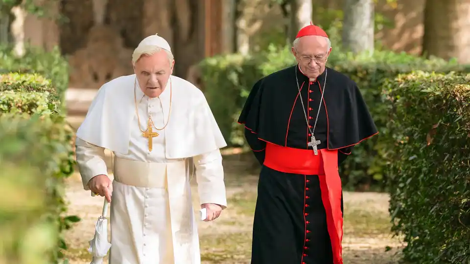 Anthony Hopkins y Jonathan Pryce como Benedicto XVI y Jorge Bergoglio en “Los dos papas”