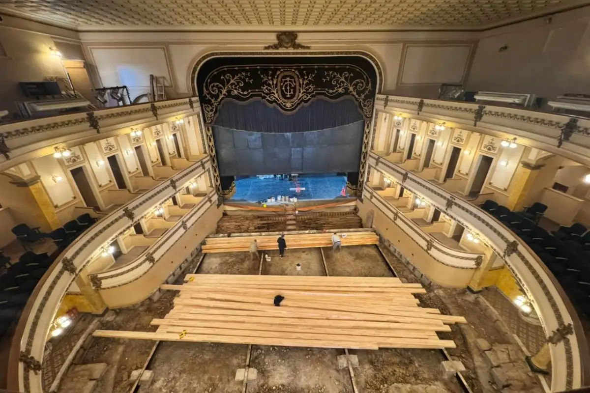 Comenzaron a instalar los tirantes que servirán de soporte para el nuevo piso del Teatro Gualeguaychú
