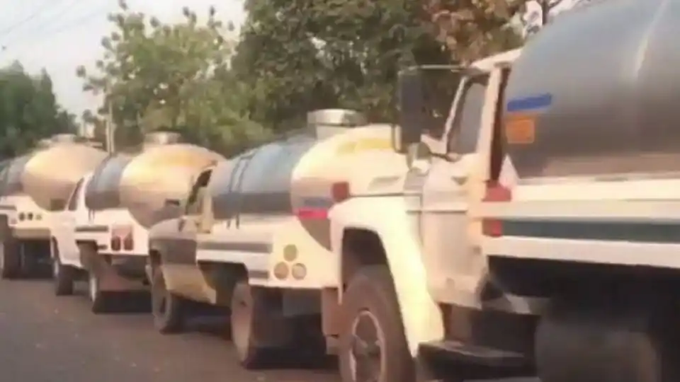 EL COLMO: transportistas de leche remolcan unidades con mecates por falta de gasolina