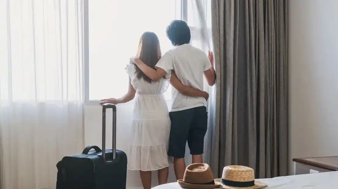 Un chico llegó a un hotel con su novia, escuchó “abrila dale” y se sorprendió al acercarse a la ventana