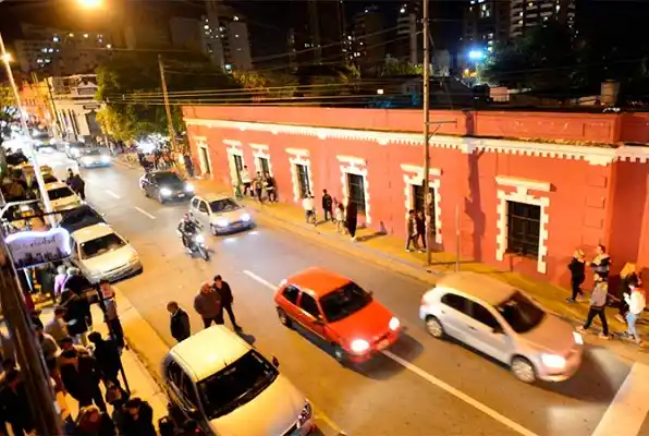 Tras una discusión de tránsito, lo arrastró cinco cuadras sobre el capó del auto