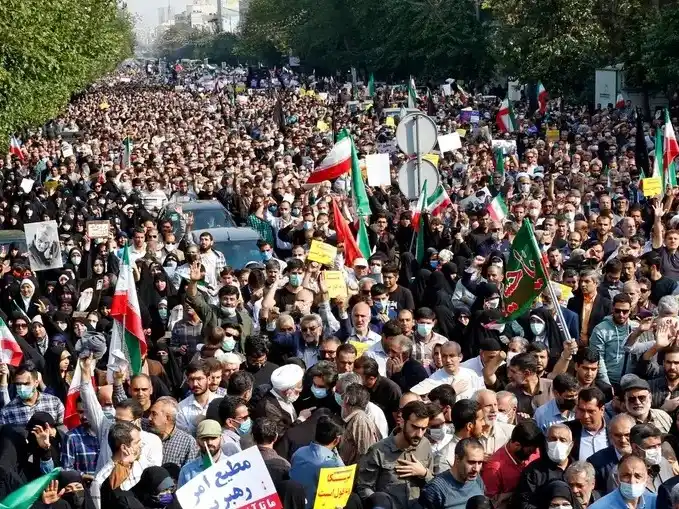 No decaen las protestas en Irán.