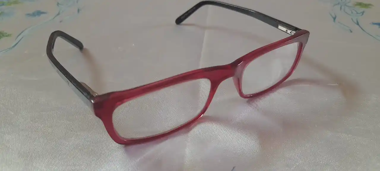 Anteojos encontrados en Independencia y Naón