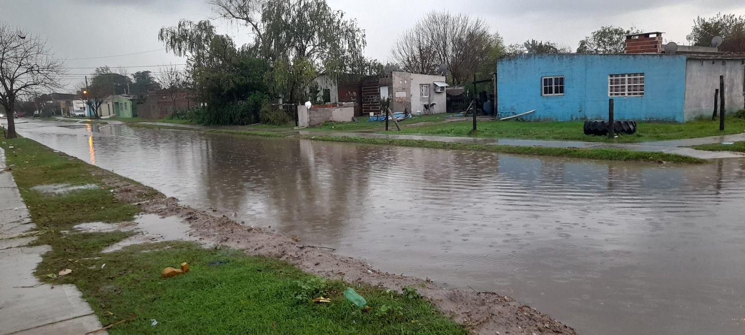 La lluvia trajo graves inconvenientes en la ciudad