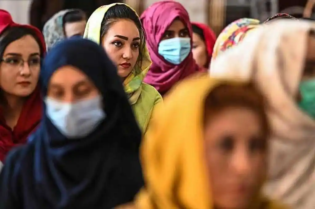 Cómo impacta en las mujeres afganas la llegada de los talibanes