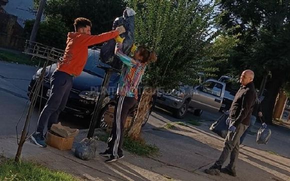 Ante el paro de los municipales, el Intendente de Coronel Rosales salió a recolectar basura
