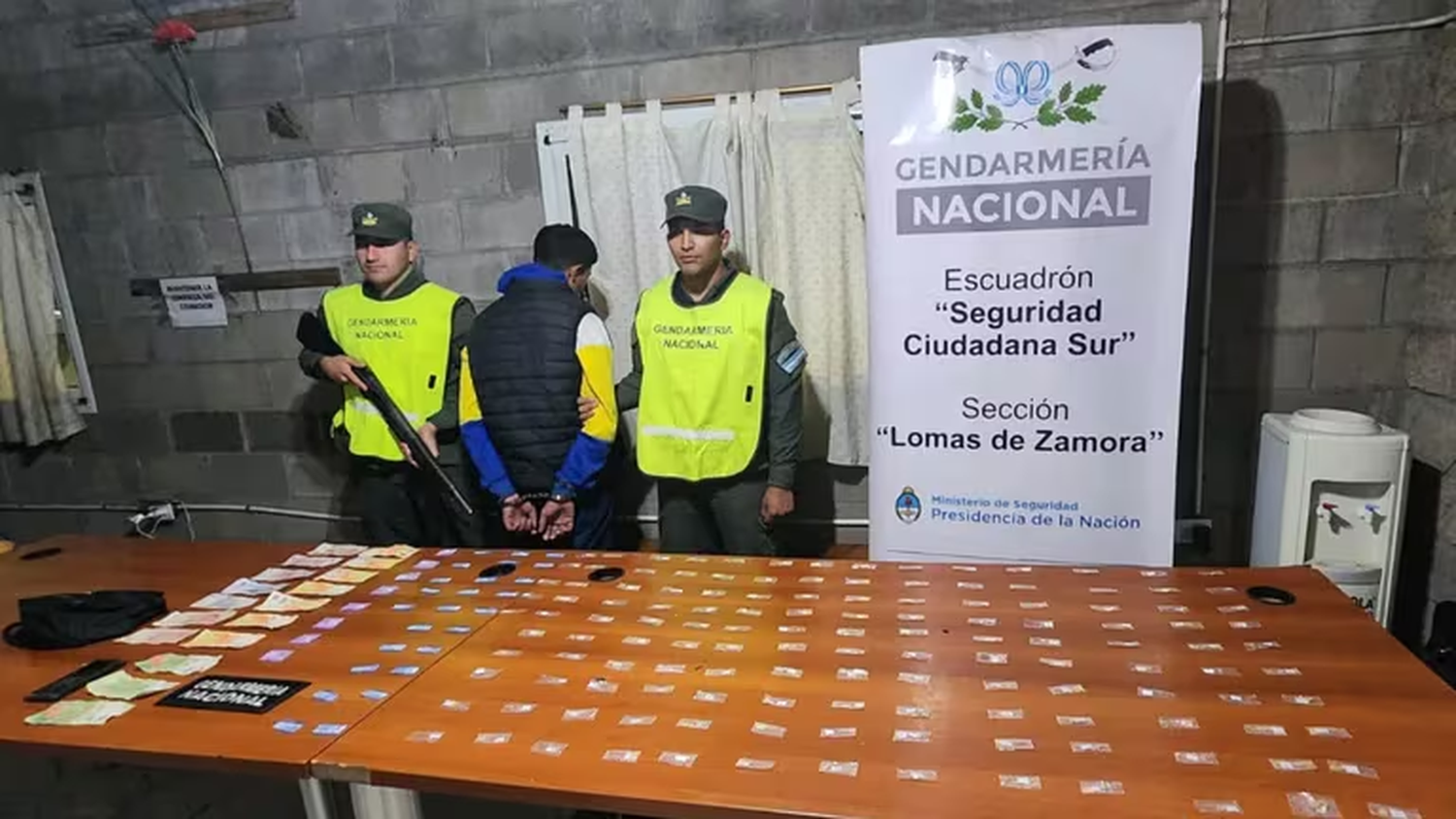 Detuvieron a dos hombres con pedido de captura que traficaban más de 2 mil dosis de droga