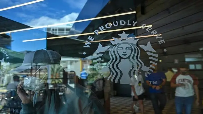 Supermercado retira por completo el logo de Starbucks tras «acuerdo amistoso» con la marca