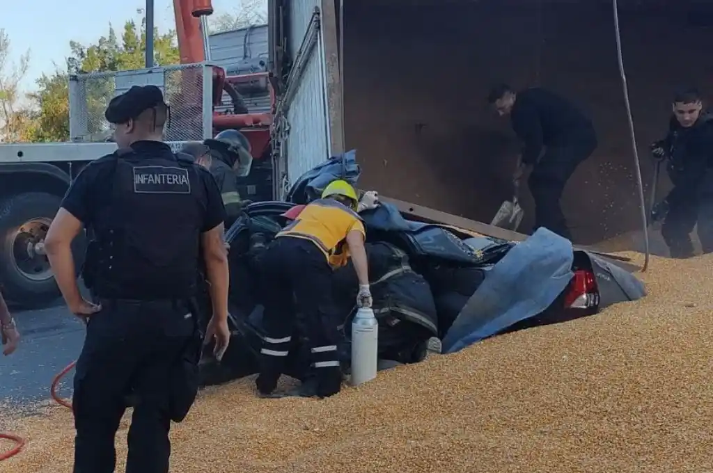 Video: un camión perdió su acomplado y aplastó a un coche y a sus ocupantes en la ciudad de Santa Fe