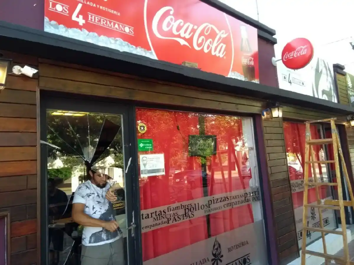 Rompen puerta de vidrio y roban en rotisería  