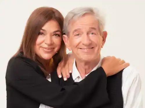 Pablo Alarcón y Claribel Medina dirán presente este domingo en Tres Arroyos con una comedia que explora el amor, el desamor y todo lo que hay en el medio. Las entradas para los diferentes espectáculos se pueden obtener de manera presencial en la boletería o de forma online a través de la web de Articket