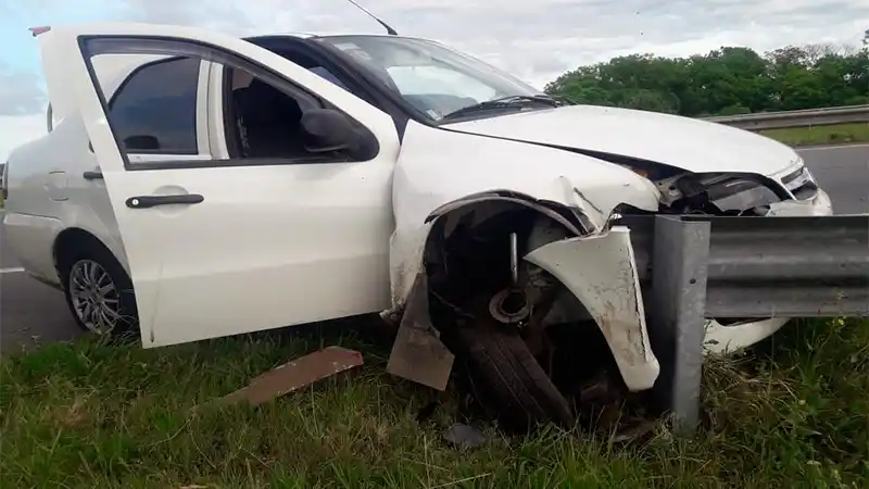 Un auto perdió el control y chocó a una ambulancia en la autovía