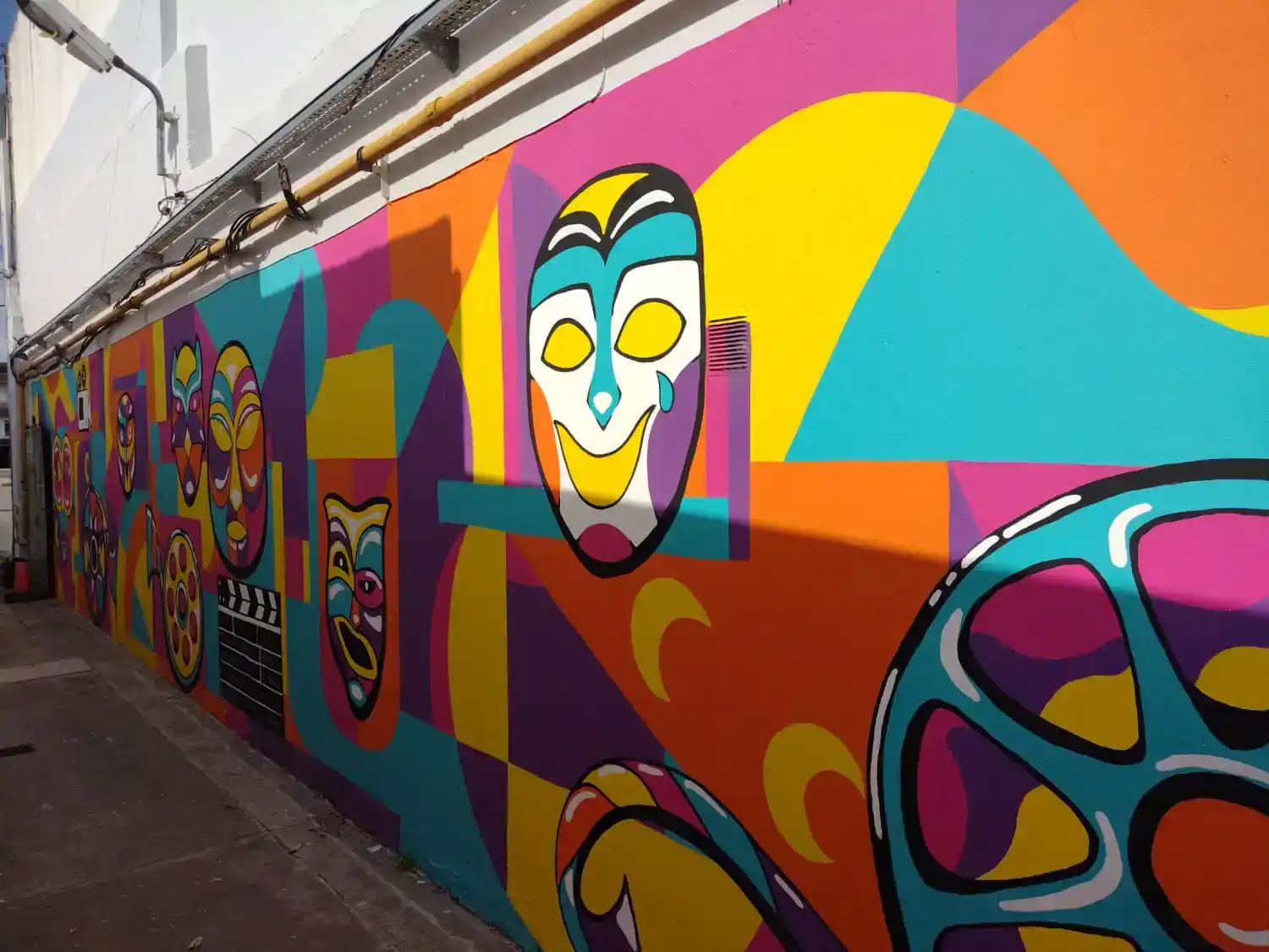 El espacio fue intervenido con un mural a cargo del Taller de murales.