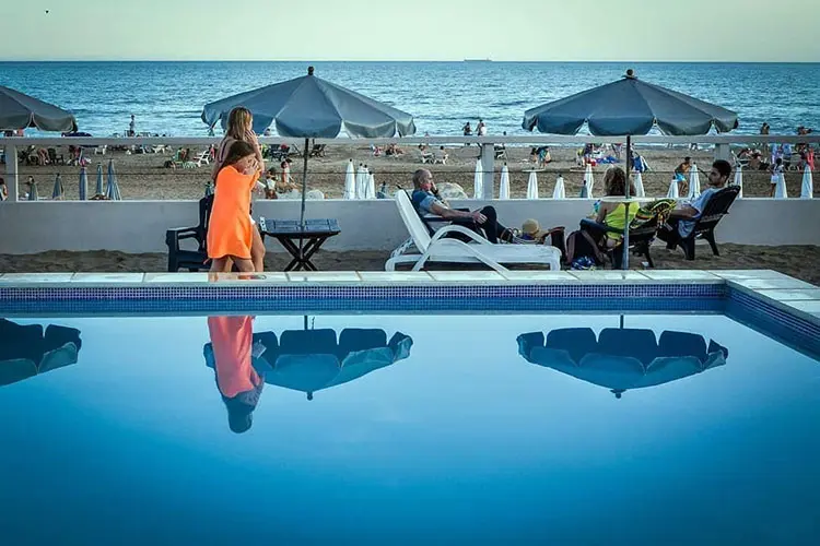 Playa, salida nocturna y un buen servicio de gastronomía