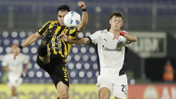 Con diez jugadores, Independiente sufrió una dura derrota ante Guaraní