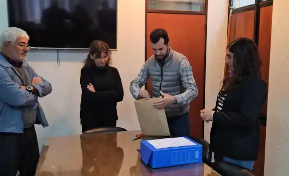 Apertura de sobres correspondiente al llamado a licitación para la adquisición de dosvehículos para la GUR