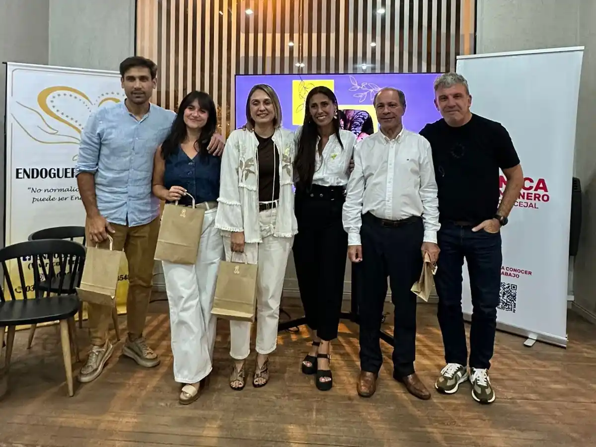 Jésica Rodríguez junto a los profesionales que la acompañan en su enfermedad. Foto: Gentileza.