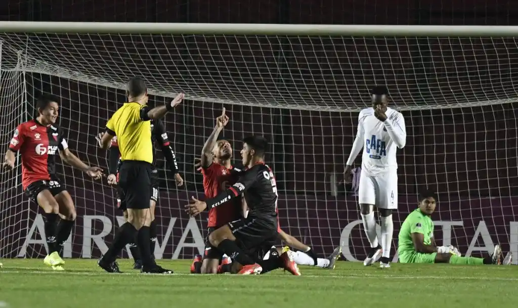 Colón goleó a Zulia y se metió en semifinales