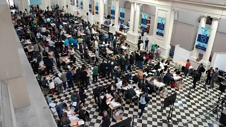 El escrutinio definitivo de las elecciones bonaerenses se realiza, como es habitual, en el Pasaje Dardo Rocha de La Plata.