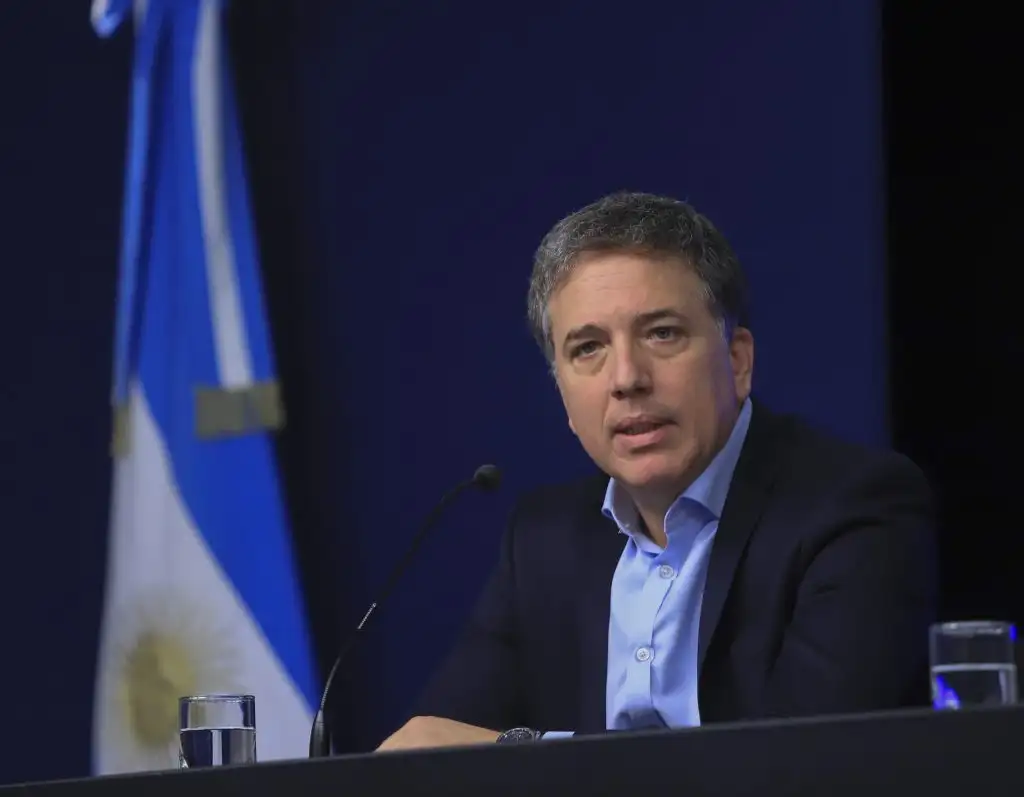 Leve baja del dólar
