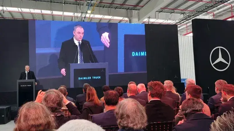 El jefe de Gabinete, Manuel Adorni, da un discurso en la nueva planta de Mercedes Benz en Zárate.