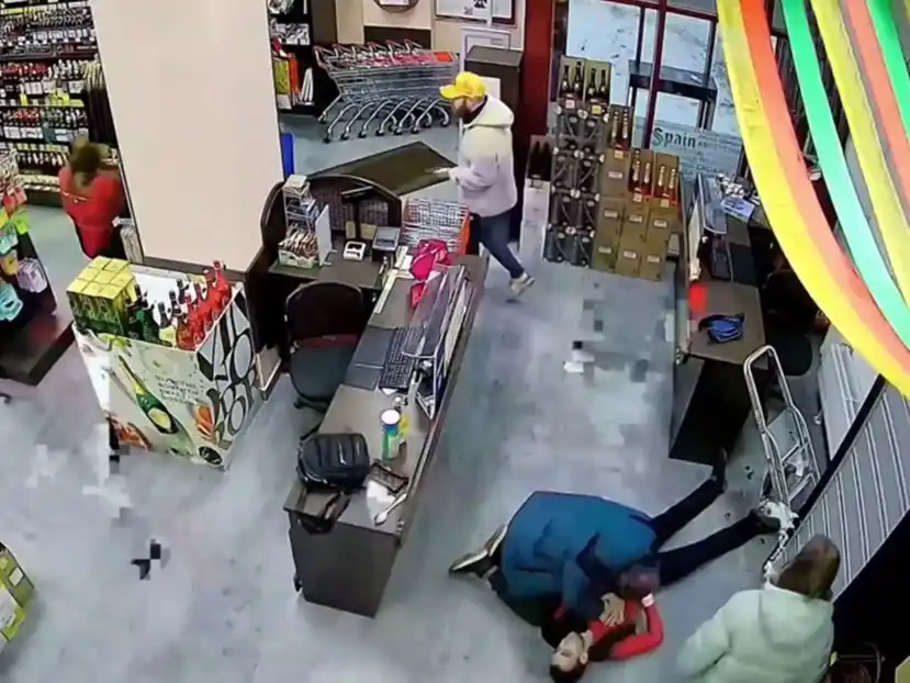 El heroico momento quedó filmado por la cámara de seguridad.