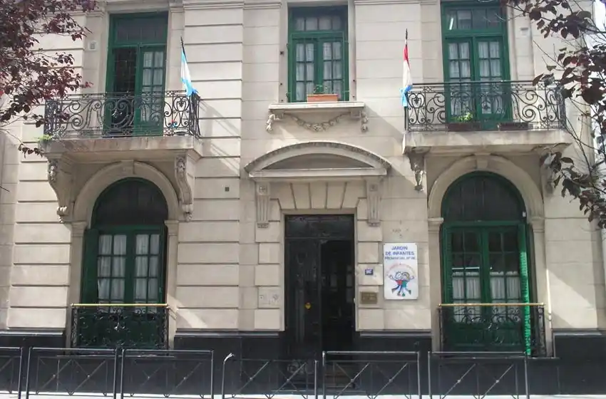 Robaron barandas de bronce de un jardín de infantes en pleno centro