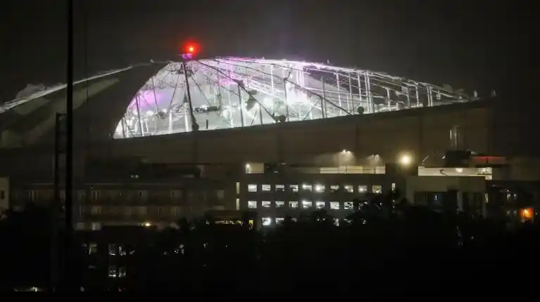 El huracán Milton destrozó el techo del estadio Tropicana Field en Tampa Bay.